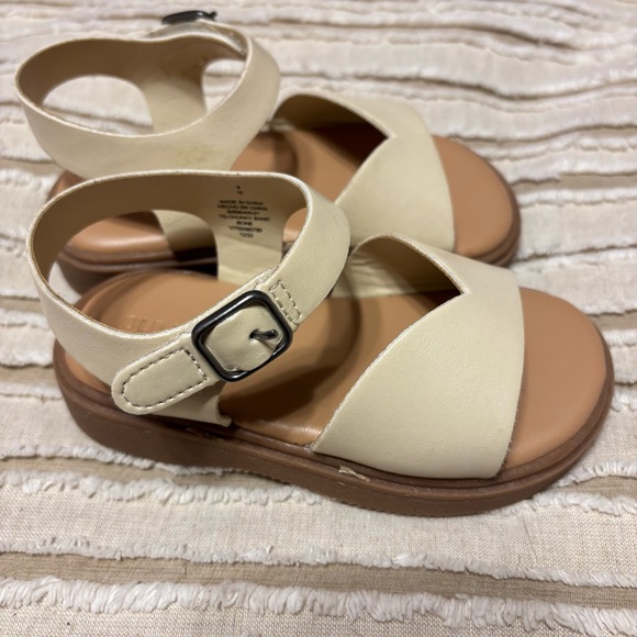 Old Navy Sandals Scalloped Cream Tan Toddler Baby Girl Shoe Size 8 LIKE NEW - Picture 1 of 8
